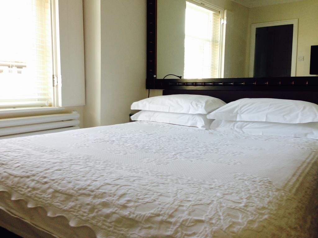 The Bell Inn Hotel Horndon-on-the-Hill Camera foto