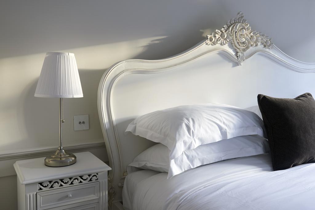 The Bell Inn Hotel Horndon-on-the-Hill Camera foto
