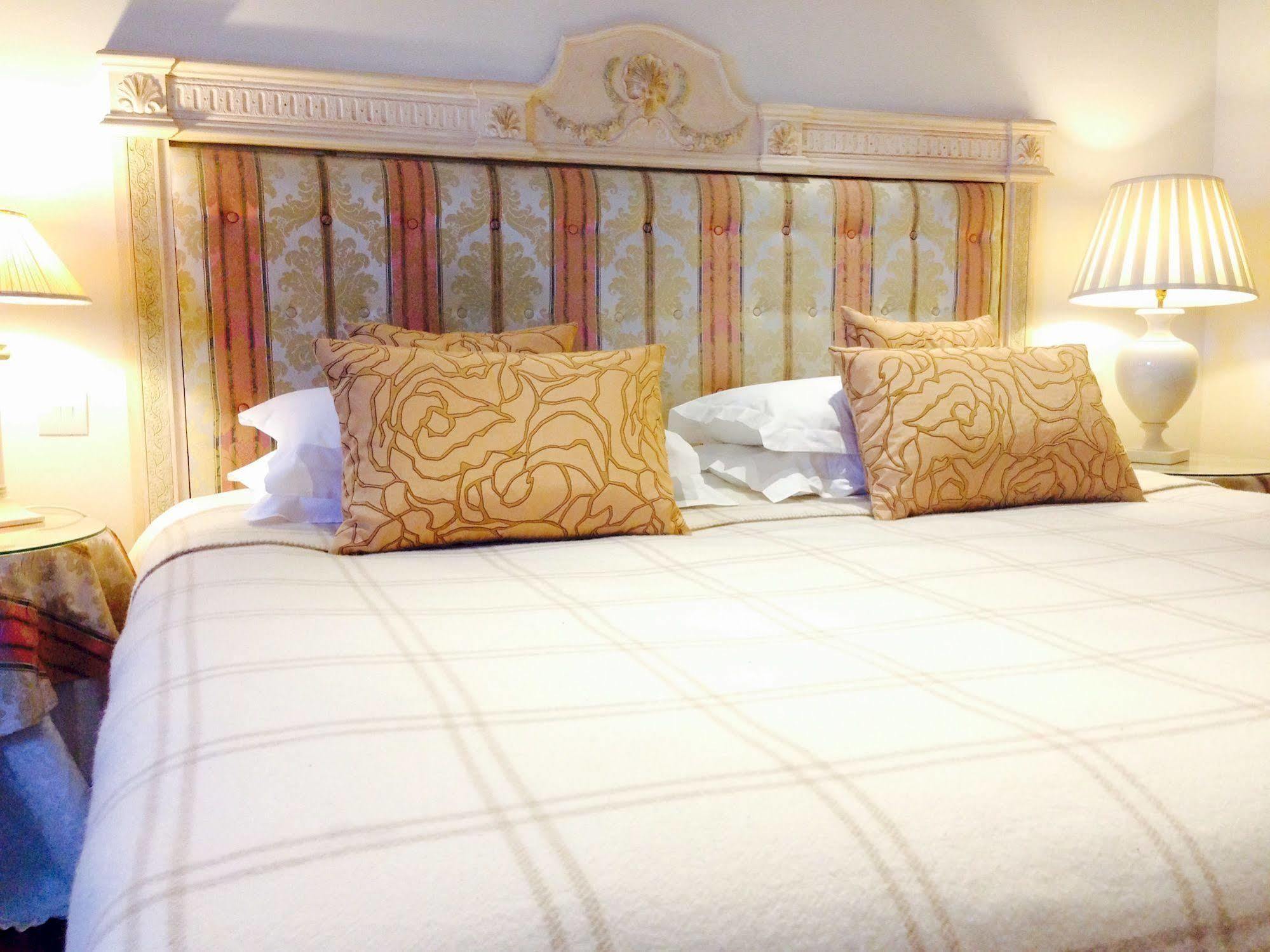 The Bell Inn Hotel Horndon-on-the-Hill Esterno foto